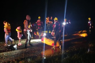 Les équipages de Fire & Rescue NSW ont trouvé des serpents dans les bateaux alors qu'ils sauvaient une famille à Sancrox, NSW.