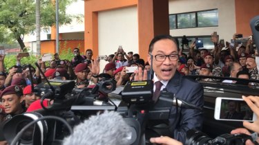 马来西亚总理在等待安瓦尔·易卜拉欣因为两次他总是否认的鸡奸罪而在监狱度过了多年。他被授予官方赦免并于2018年5月16日获释