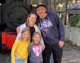 Casey et Chris avec leurs filles. 