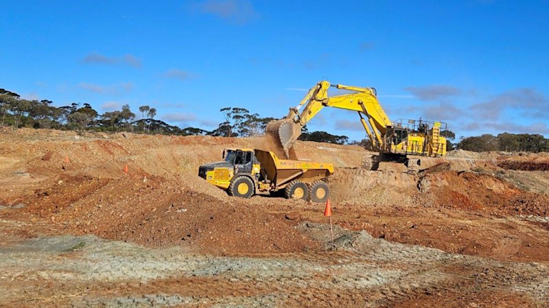 Auric banks .8m cash from first WA Munda gold run