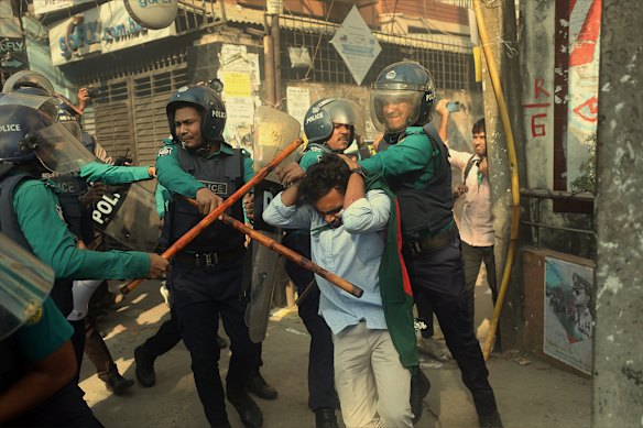 Police move in with sticks as crowds congregate at the former Dhaka residence of Sheikh Hasina’s father, Sheikh Mujibur Rahman, in the Dhanmondi neighborhood, in November. Protesters had started tearing down the house, which was turned into a memorial to Mujibur, months earlier and had brought in excavators to try to finish the job. 