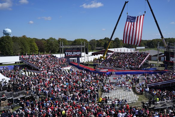 La cuenta llega antes de que Trump hablara en el evento de campaña en los meses de ondección de la luna de octubre.