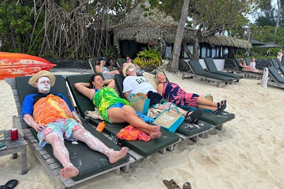 celebrities The Fren family take it easy in Travel Guides. 