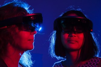 Les casques HoloLens de Microsoft ont été signalés comme une avancée majeure pour les appareils AR portables.