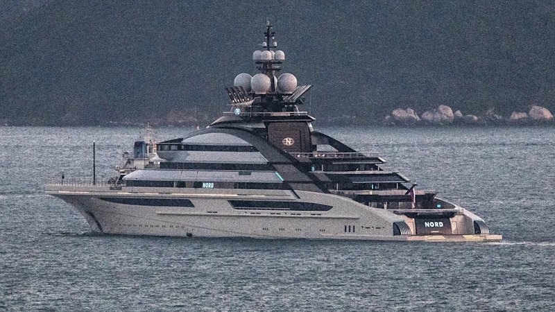 A 0m super-yacht linked to a Russian oligarch just sailed through the Strait of Hormuz