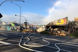 Dommages causés par un incendie sur la rue Collingwood à Apollo Bay en avril 2021.