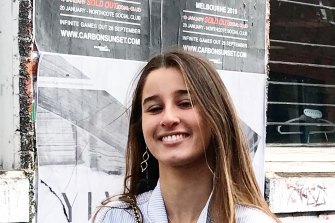 Chanel Contos, dont la pétition en ligne appelant les gens à présenter des allégations d'agression sexuelle oblige les écoles à changer.