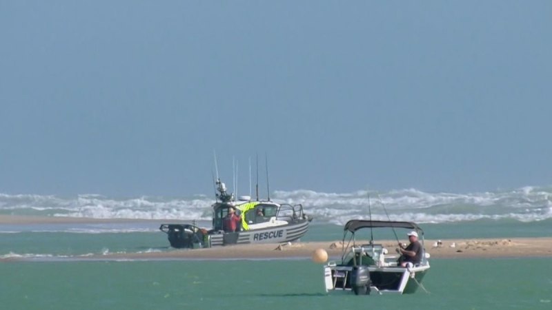 Three dead after light plane crashes into ocean off South Australia, separate search under way for pilot in Queensland crash