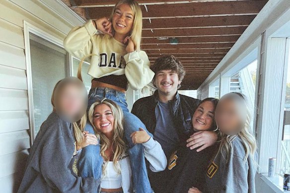 Madis Madison (arriba) y sus amigos (abajo a la izquierda) Kaylee Goncalval, Ethan Chapin y Xana Kernnodle.
