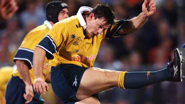 Matt Burke kicking a goal in 2008.