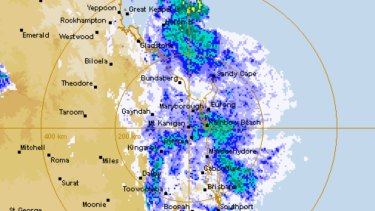 Un instantané radar de la côte sud-est et centrale du Queensland dimanche alors que le creux au large déversait de la pluie.