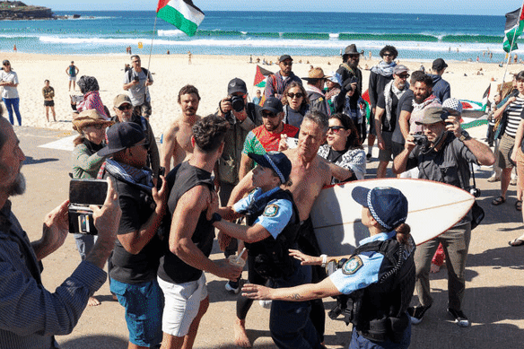 Pro-Israel and pro-Palestine protesters clash at Bondi Beach. 