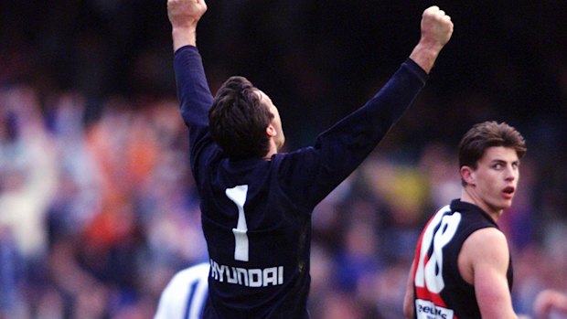 The siren sounds on the 1999 preliminary final between Essendon and Carlton.