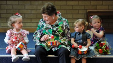 Joan Kirner at Sunbury Neighbourhood House in 2012 with members of the Mini Maestros.