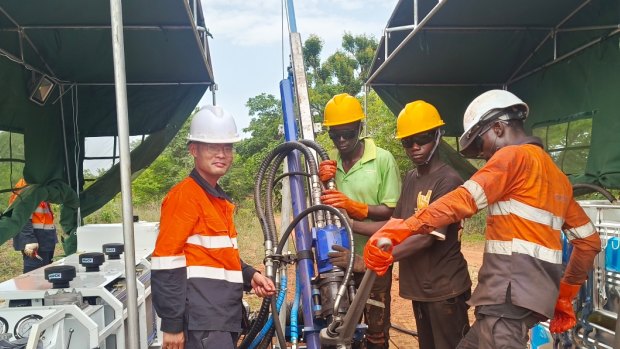 Un gréement de forage mobile en diamant en action au projet d'or de 1,59 million d'ouvre d'Aurum Resources en Côte d'Ivoire.