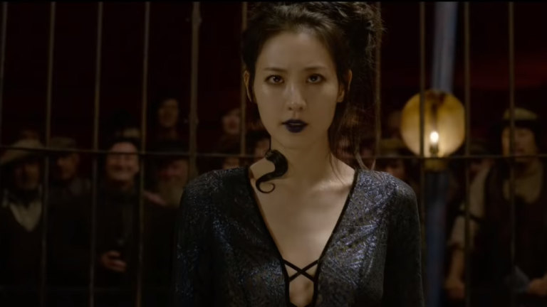 Claudia Kim în rolul lui Nagini în Fantastic Beasts: The Crimes of Grindelwald.