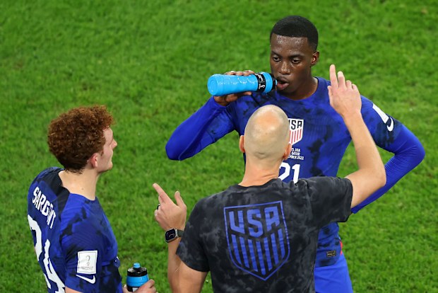 Timothy Weah dari Amerika Serikat minum.