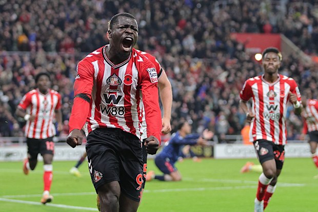 Brian Brobbey merayakan gol penyama kedudukan.