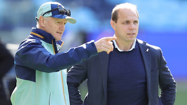 Joe Schmidt des Wallabies parle à Phil Waugh.