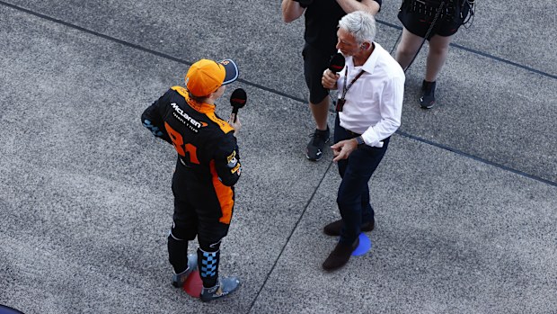 オスカー・ピアストリはスカイスポーツ放送局デイモン・ヒルのインタビューを受けています。