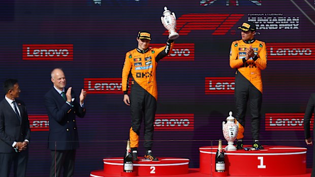 2位のオスカー・ピアストリは、ハンガリーのグランプリに続いて表彰台でトロフィーを持ち上げます。