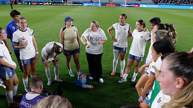 シアトル・レインFCのヘッドコーチ、ローラ・ハーベイは、NWSLのヒューストン・ダッシュ対シアトル・レインの試合後、集まってチームに話しかけた。