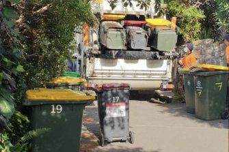 Le contenu des poubelles rouges et jaunes va dans le même camion à Earlwood.