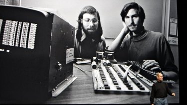 Steve Wozniak avec Steve Jobs et l'un des premiers ordinateurs Apple.