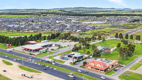 An aerial shot of the Kalkallo Hotel at 1324 Hume Highway, Kalkallo.