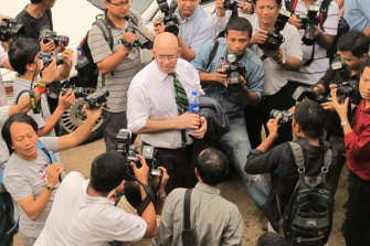 Dunkley fait face à des journalistes à Yangon avant d'être incarcéré. 
