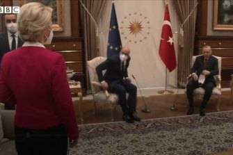 La présidente de la Commission européenne, Ursula von der Leyen, est laissée sans chaise alors que le chef du Conseil européen Charles Michel et le dirigeant turc Recep Tayyip Erdogan prennent place.