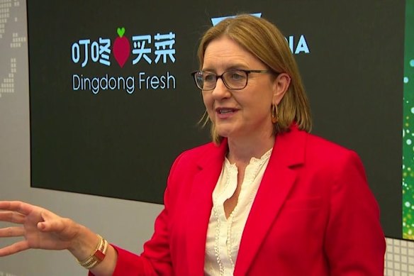 Jacinta Allan visited the warehouse of Dingdong Fresh in Shanghai.