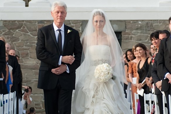 Maxwell (a la derecha) Vea Bill Clinton Walking Chelsea Lutts Chelsea por el Lorong en 2010.