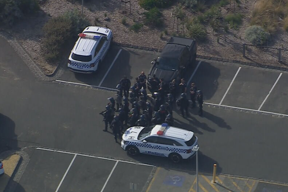 More than 20 officers in riot gear rushed to Mordialloc beach.
