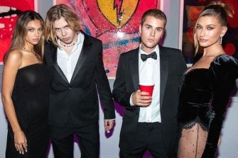 Couples puissants d'Hollywood : The Kid Laroi et Katarina traînent avec Justin et Hailey Bieber.  Justin et Laroi sont de bons amis après avoir collaboré l'année dernière sur le hit n ° 1 Stay. 