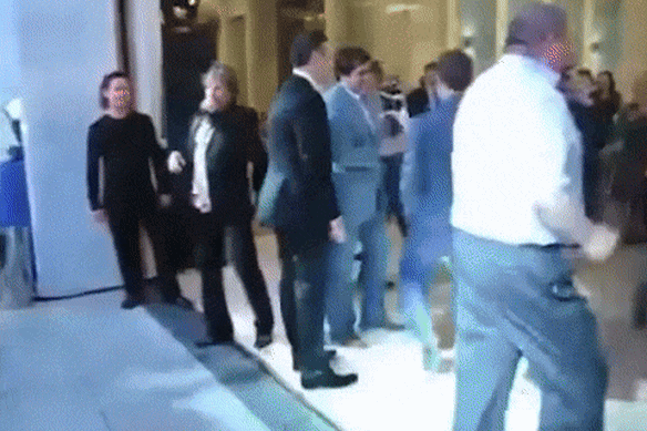 Baila en una reunión.  
