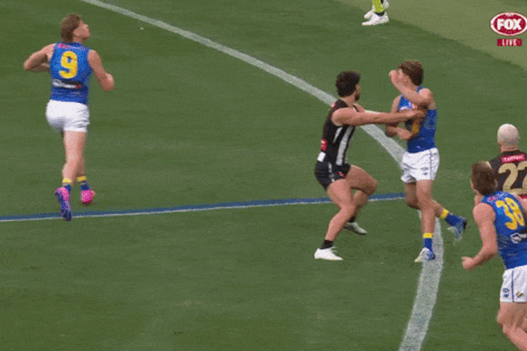 Scott Pendlebury collided with Harley Reid in the early going – much to the delight of the more than 90,000 fans in attendance.
