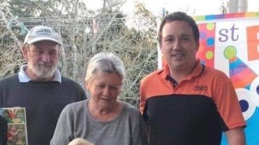 Milton Mitchell, Vicky Mitchell et Andrew Mitchell avec leurs jeunes membres de la famille avant qu'ils ne perdent leur maison à cause des inondations. 