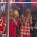Taylor Swift goes wild after watching a huge Travis Kelce play as the veteran tight end picks up 59 yards for the Kansas City Chiefs.