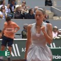 Marta Kostyuk surprises Mirra Andreeva with a clinical drop shot.