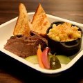 The brisket meat tray with mac and cheese.