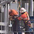 A peak union body is pushing for a new national safety standard to allow tradies and other workers to automatically stop work when it gets too hot.