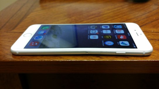 iBoost621 posted this picture of an iPhone 6 Plus with a kink in it.