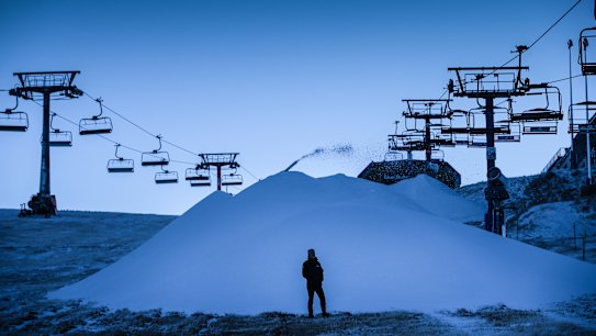 Snowfields a generation away from climate meltdown, report warns