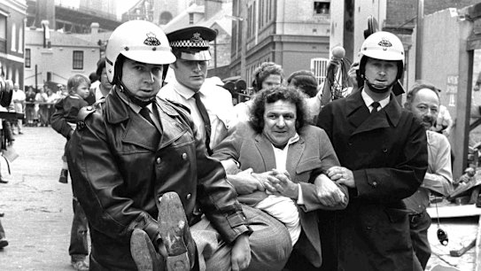 RICH AND RARE Green Bans


Mundey;Sydney;961204;pic Robert Pearce;SMH NEWS;story;Gerry O'Brien.Former BLF boss and Greenban man, Jack Mundey will have a plaque unveiled in his honour in The Rocks on Sunday.Mundey was responsible for the greenbans that saved many of the old buildings in The Rocks area in the seventies.Pic Shows;A file picture of Jack Mundey being carried from a protest at The Rocks in the early seventies.