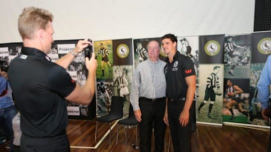 Nathan Buckley photographs former skipper Max Richardson with incumbent Scott Pendelbury.