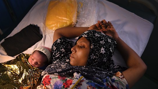 ROHINGYA 2018 Fatima aged 25 years (right) lays next to her hours old baby at the Medecins Sans Frontieres hospital in Kutupalong Camp. MSF are delivering babies, treating many people with respiratory tract infections & diarrhoea due to the living conditions in the camps and the monsoon rains. Kutupalong & Balukhali camps combined are the worlds largest refugee camp, home to approximately 400,000 of the 900,000 Rohingya who fled Myanmar in August last year. Cox?s Bazar, Bangladesh. 19th July, 2018. Photo: Kate Geraghty