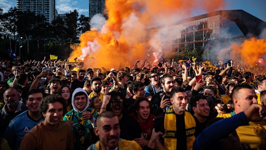 Australian Socceroos and Argentina fans watch the round of 16 knockout match at the Qatar FIFA Soccer World cup this morning in Darling Harbour. 4 December 2022. Photo Flavio Brancaleone