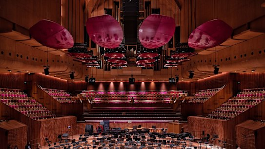Media were toured around the recently completed refurbishment of the Sydney Opera House concert hall. It features âpetalsâ that replace the old plastic donuts above the orchestra stage and audio diffusing wood panels and a new passageway and lift.
Photo Nick Moir 14 July 2022
