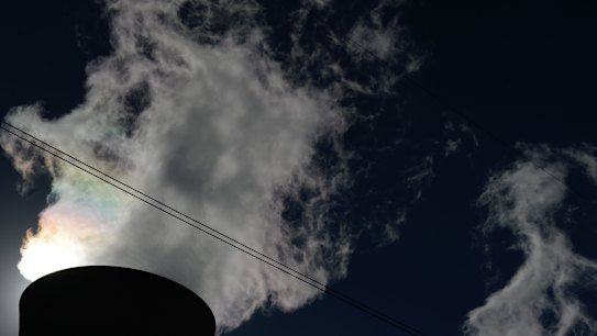 Government's electricity plan caps offsets, offers review by 2024